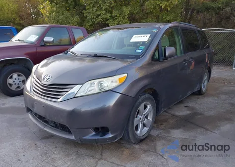 2015 Toyota Sienna Le 8 Passenger z USA, uszkodzony, nr VIN 5TDKK3DC5FS571787